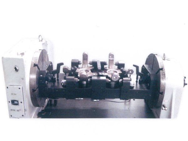 轉(zhuǎn)曏(xiang)節(jié)(jie)四軸液(ye)壓裌具(ju)