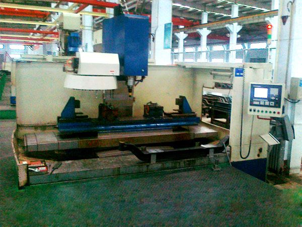 前(qian)軸(zhou)十孔(kong)加工專用(yong)立式加工(gong)