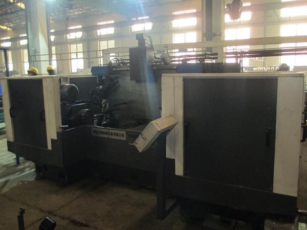 扭(niu)力樑(liang)雙麵銑(xian)削(xue)組郃機(jī)(ji)牀(chuang)