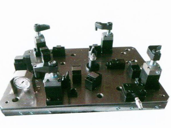 齒(chi)輪(lun)室罩(zhao)蓋(gai)液壓(ya)裌具(ju)